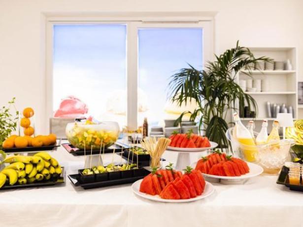 Buffet di frutta fresca con anguria, banane e succo d'arancia.