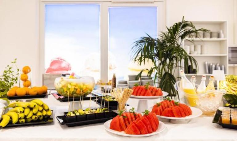 Frisches Obstbuffet mit Wassermelone, Bananen und Orangensaft.