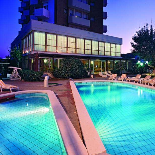 alexandraplaza it offerta-settembre-hotel-riccione-fronte-mare-con-piscina 030