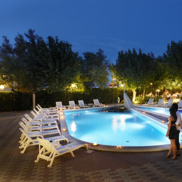 alexandraplaza it offerta-settembre-hotel-riccione-fronte-mare-con-piscina 032