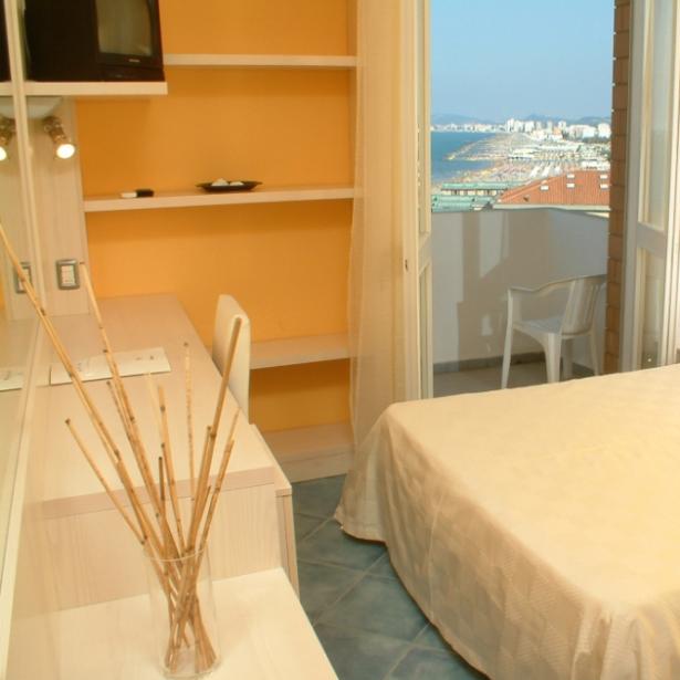 alexandraplaza en september-offer-beachfront-hotel-riccione-with-pool 036