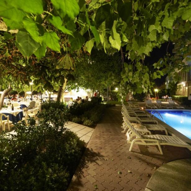 alexandraplaza it offerta-settembre-hotel-riccione-fronte-mare-con-piscina 023