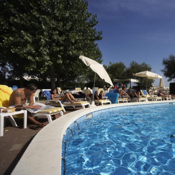 alexandraplaza it offerta-settembre-hotel-riccione-fronte-mare-con-piscina 027